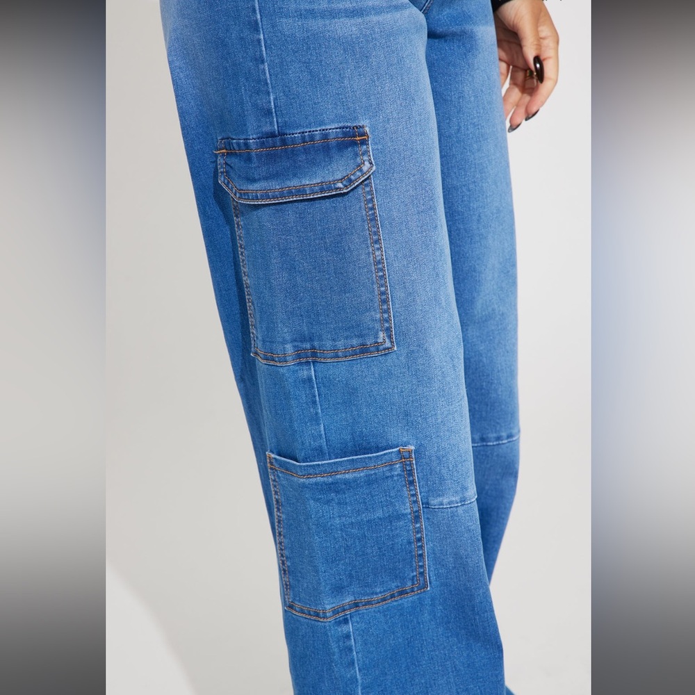 Take The High Road Cargo Jeans - Medium Wash - Picture 5 of 8